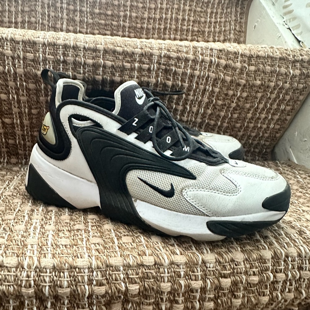 Nike zoom sneakers (white and black)
Size 7